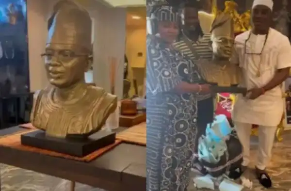 Dayo Amusa Honours KWAM 1 With A Statue