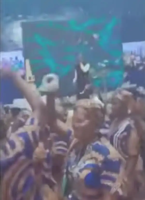 Yahoo Boys Spray Cash On A Pastor During Church Service