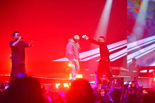 Wizkid Sprays Dollar Bills On Zazu Star, Portable During Concert (Video)