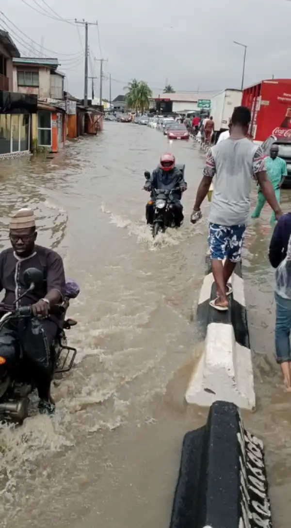 Heavy Flood Takes Over Lagos Roads Today After Rain Fall - Pics