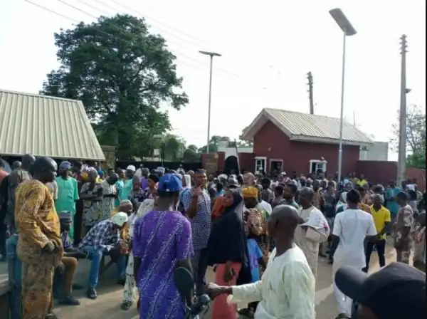 Alaafin’s Death: Tears As Sympathisers Throng Oyo Palace