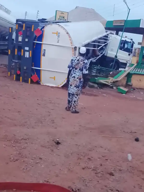Major fire disaster averted in Kwara as petrol tanker loses control