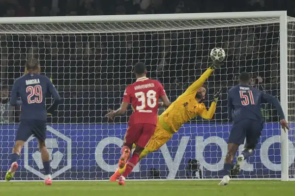 Champions League review: 10-man Barcelona win at Benfica, Liverpool stun PSG