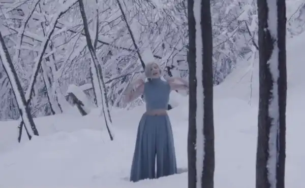 Aurora – Runaway (Video)
