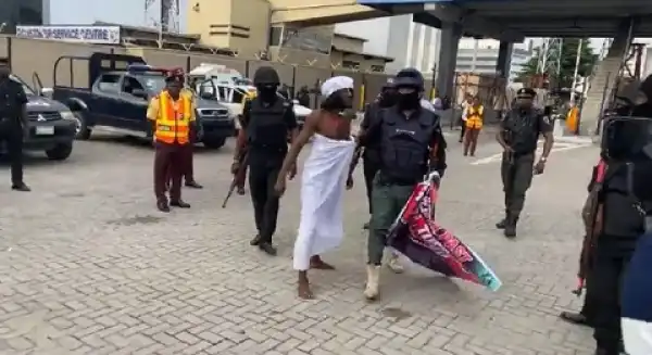 #EndSARS Memorial: Moment Police Arrested Protesters At Lekki Tollgate (Photo)
