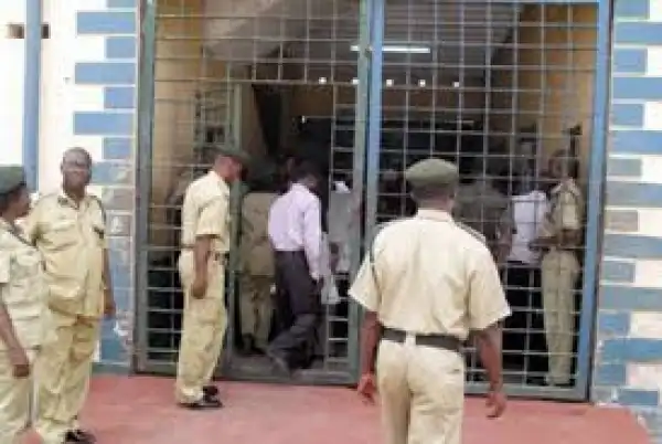 Hoodlums break into Ondo prison and release inmates