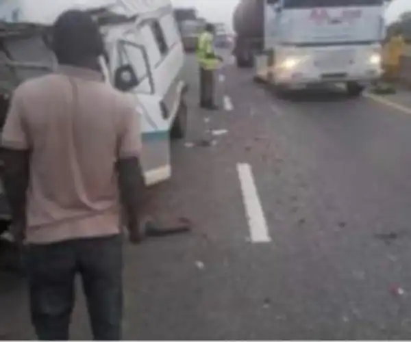 Driver die after he dozed off and rammed into truck in Ogun