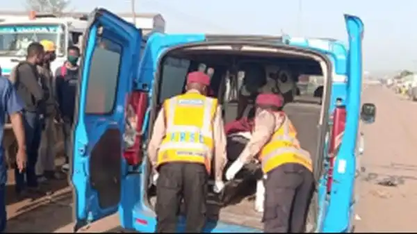 1 Dead, 15 Injured As Truck Falls On Bus In Abia