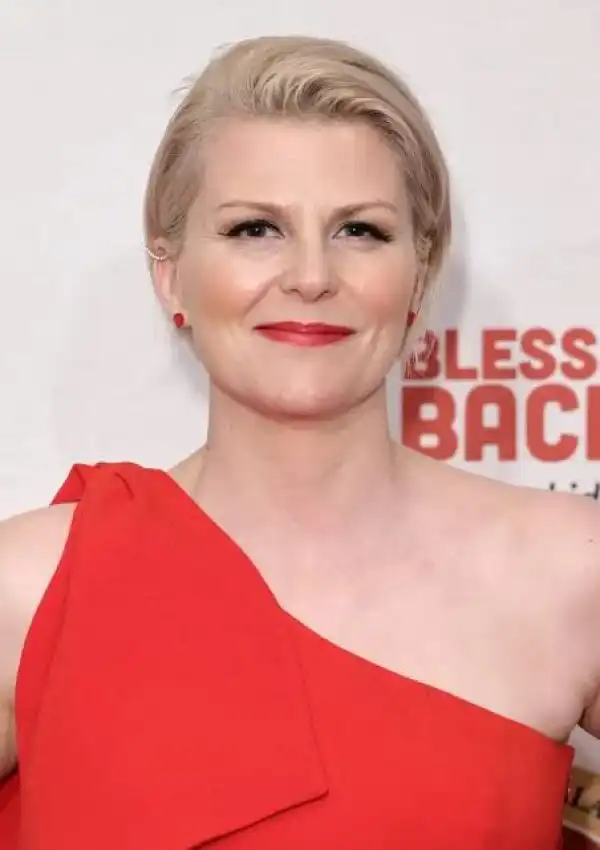 Biography & Career of Jennifer Robertson