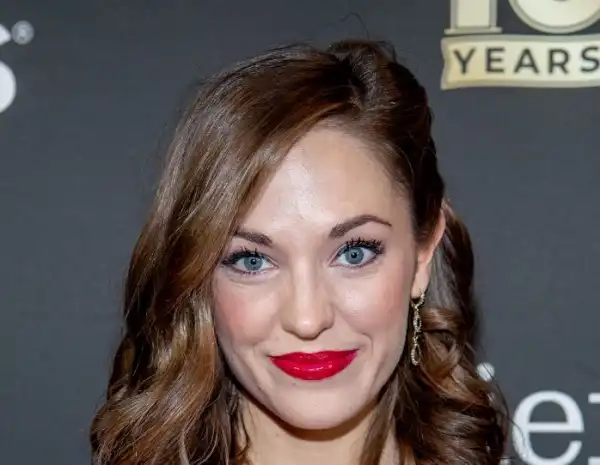 Net Worth Of Laura Osnes
