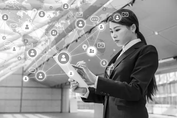 Choosing between Agencies and Freelancers for Outsourcing Tasks