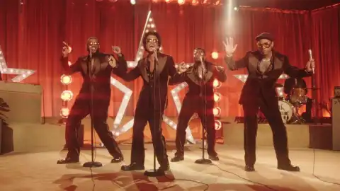 Bruno Mars, Anderson .Paak, Silk Sonic - Smokin Out The Window (Video)
