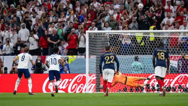 Hugo Lloris sympathises with Harry Kane following World Cup penalty miss