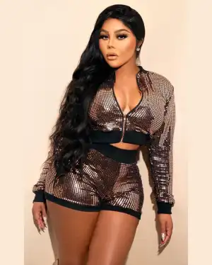 Lil’ Kim – Lighters Up