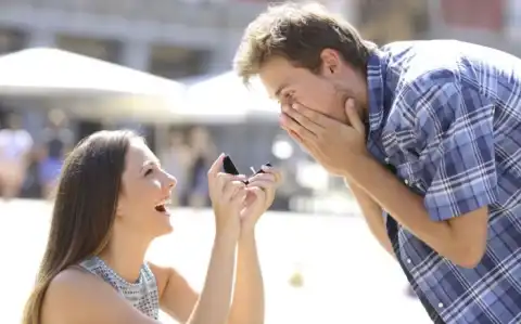 GUYS DON’T LIE!! If Your Girlfriend Propose To You, Would You Accept?