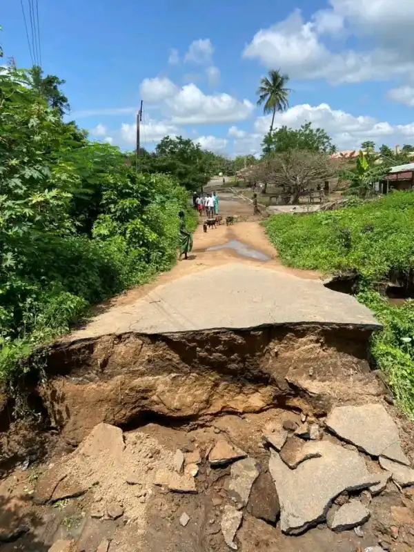 Residents stranded as flood washes away bridge in Oyo [PHOTOS]