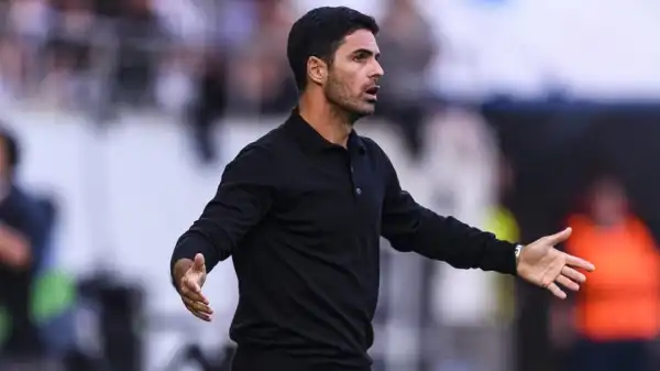 Arsenal consider move for free agent midfielder