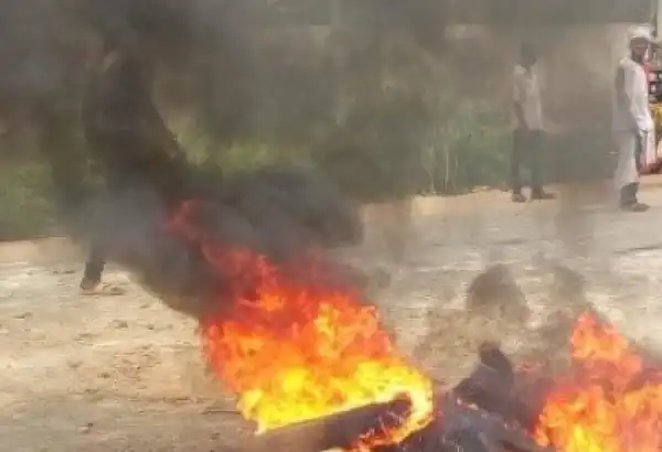 Police officer beheaded and burnt to ashes by hoodlums in Anambra (graphic photos)