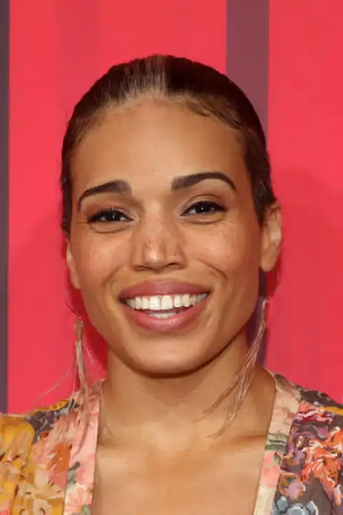 Biography & Career Of Ciara Renée