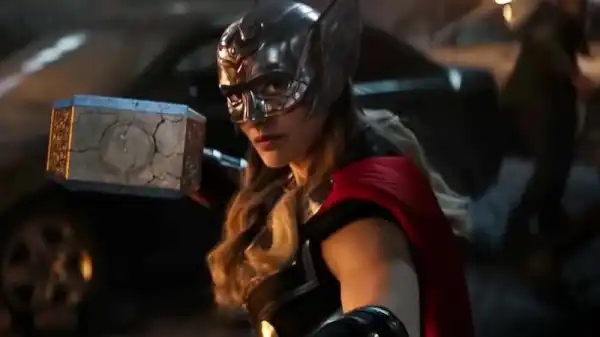 New Thor: Love and Thunder Photo Features Both Thors Together