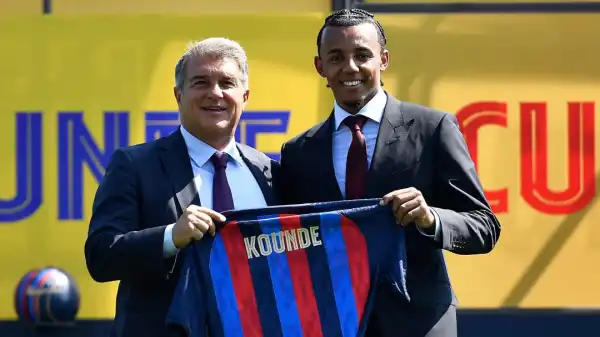 Barcelona put pressure on Man Utd by revealing deadline for registering new signings