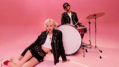 ROSÉ & Bruno Mars - APT. (Video)