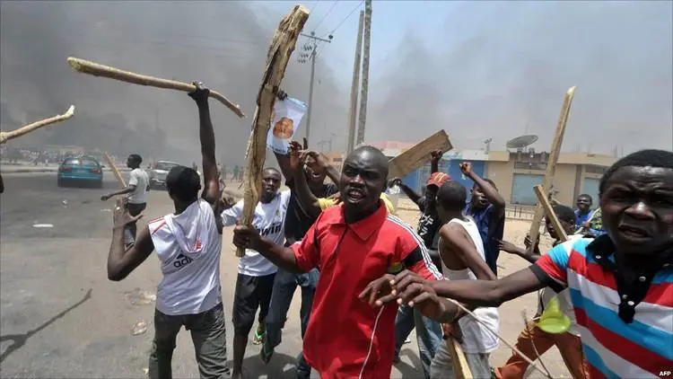 Panic in Lagos community as hoodlums engage in axe fight