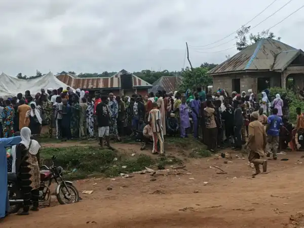 Osun Decides: Fight breaks out as APC running mate arrives Deputy Gov’s polling unit