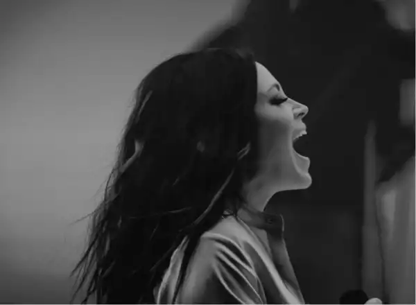 Kari Jobe – Heaven Invade (Live)