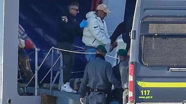 Italian govt sends 40 asylum seekers awaiting deportation to Albania