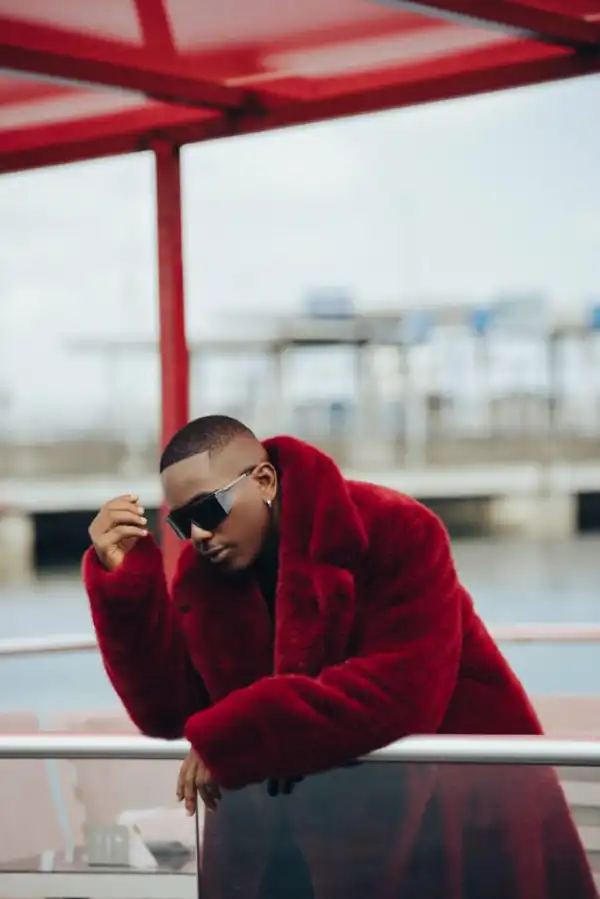 Drama as lady loses it after seeing Timini at nightclub, hugs him