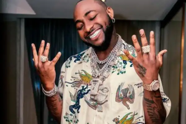 Davido Splashes Millions Of Naira On Customized 30BG Diamond Pendants For All His Crew Members (Video)