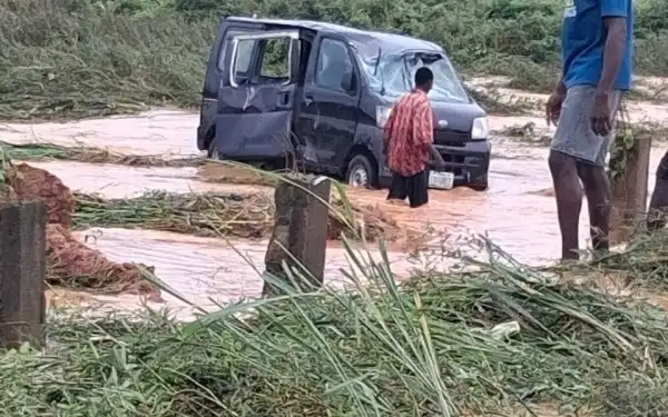 Flood: One child missing as police rescue nine others in drowning school bus