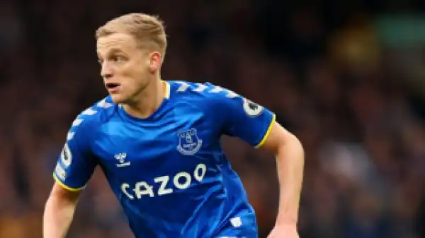 Man Utd midfielder Van de Beek tribute to Everton