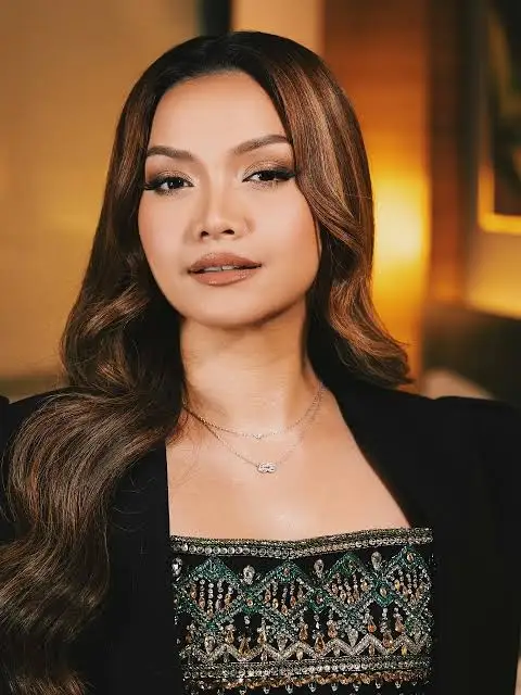 Career & Net Worth Of Azira Shafinaz