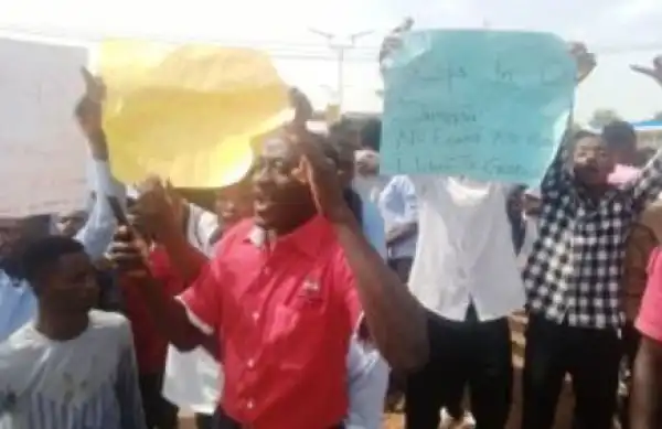 ASUU Strike: UNIBEN Students Protest On Benin-Ore-Sagamu Road