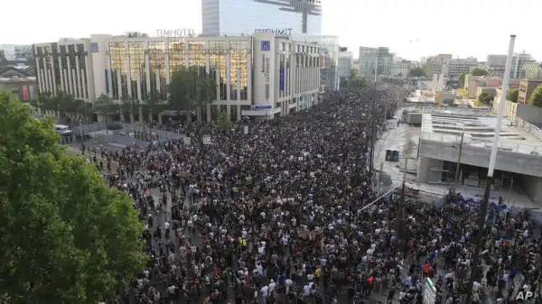 Thousands of people defied a police ban and converged on the main Paris courthouse to show solidarity with US protesters over George Floyd