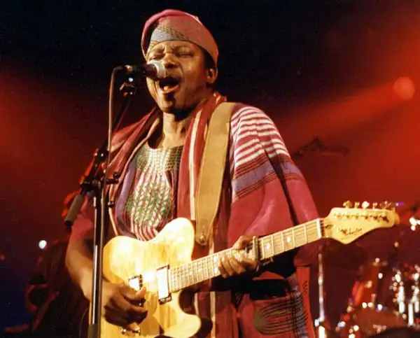 The Moment King Sunny Ade Slapped Backup Singer For Picking Money During Concert (Video)