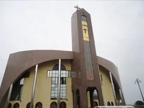 Catholic Priest Slumps And Dies While Preaching During On Sunday (Video)