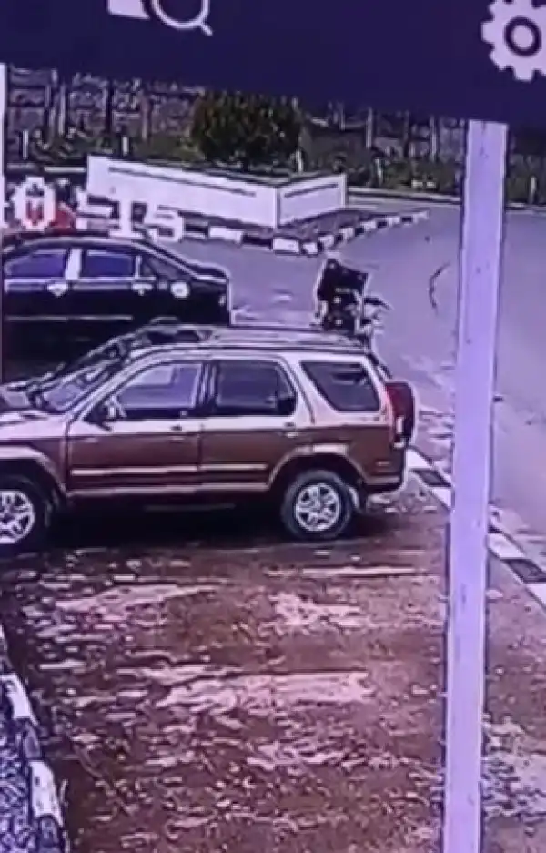 Delivery Man Captured On CCTV Stealing Brain Box From A Car In Ikoyi