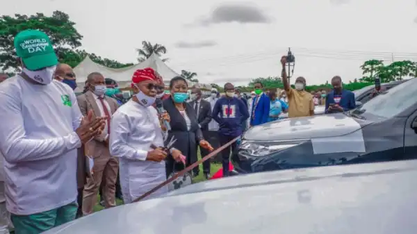 Governor Oyetola Presents 13 Jeeps To Osun High Court Judges