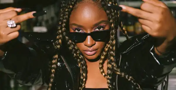 The Moment Ayra Starr Removed Her Top During UNIBEN Show (Video)