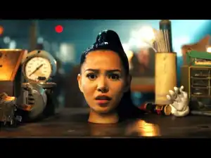 Bella Poarch - Build a B*tch (Video)