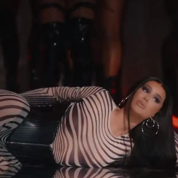 Iggy Azalea – I Am The Strip Club