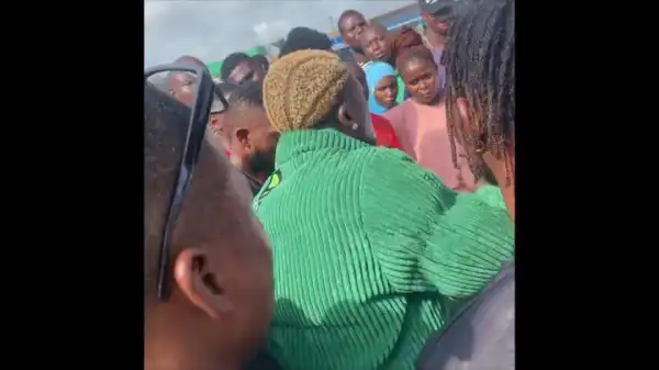 Portable Escapes Police Arrest While Spraying Fans Money In Asaba (Video)