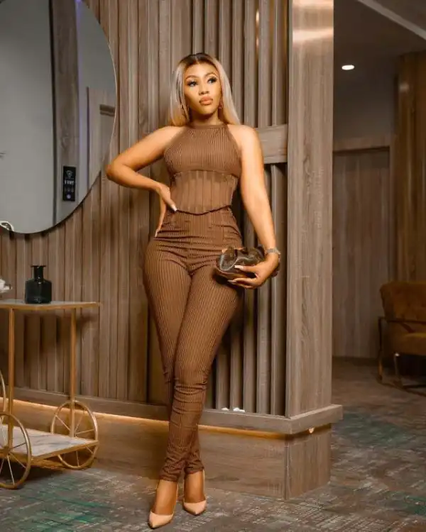 Mercy Eke Showers Friend With Dollar Bills In Celebration Of Her Birthday (Video)