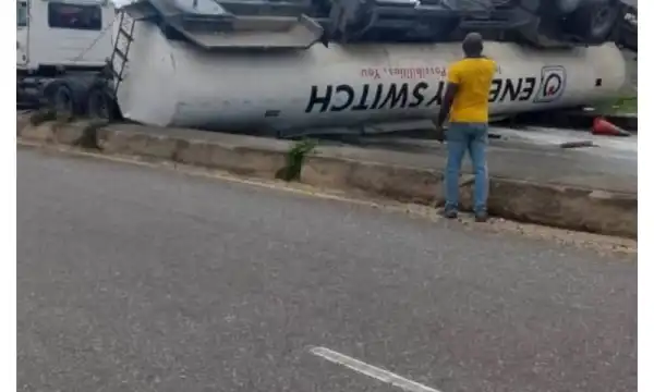45,000-litre fuel tanker overturns in Lagos