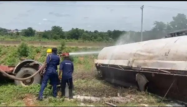 Tanker carrying 45,000 litres of PMS tumbles in Ogbomoso [PHOTO]