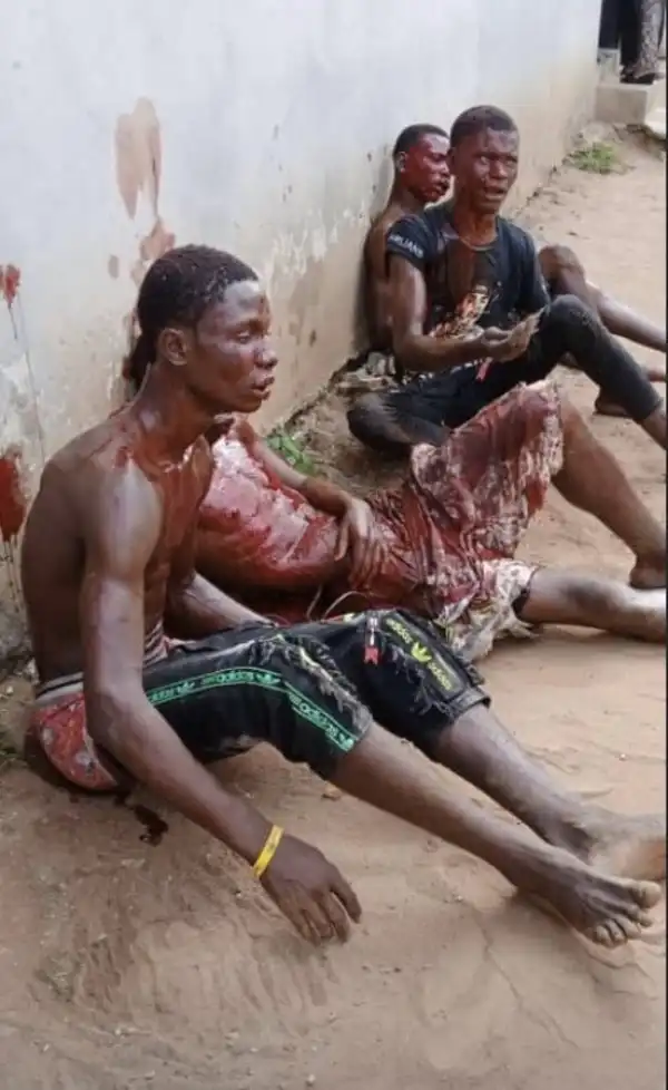 #Lagosunrest trends as residents of Lagos take to the street defend themselves against robbers amid lockdown over Coronavirus (videos/photos)