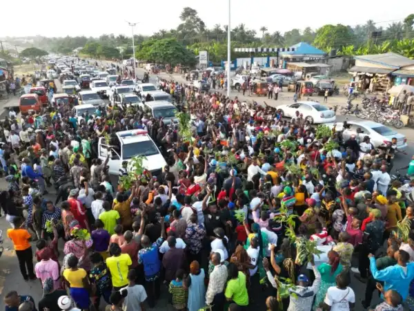 Crowd Welcomes Senator Akpan Back From Prison In Akwa Ibom